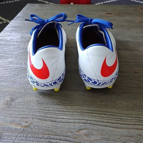 Nike Soccer Cleats - Picture 3 of 8